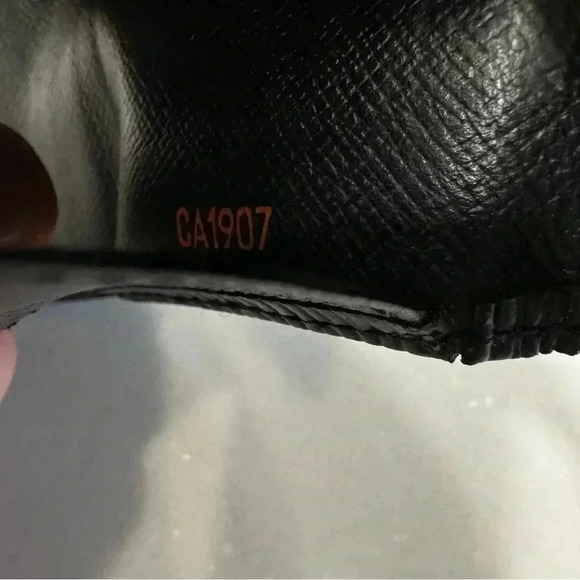 Louis Vuitton Black Leather Epi Key Holder 4 Rings Date Code  CA1907 unisex - Picture 5 of 16